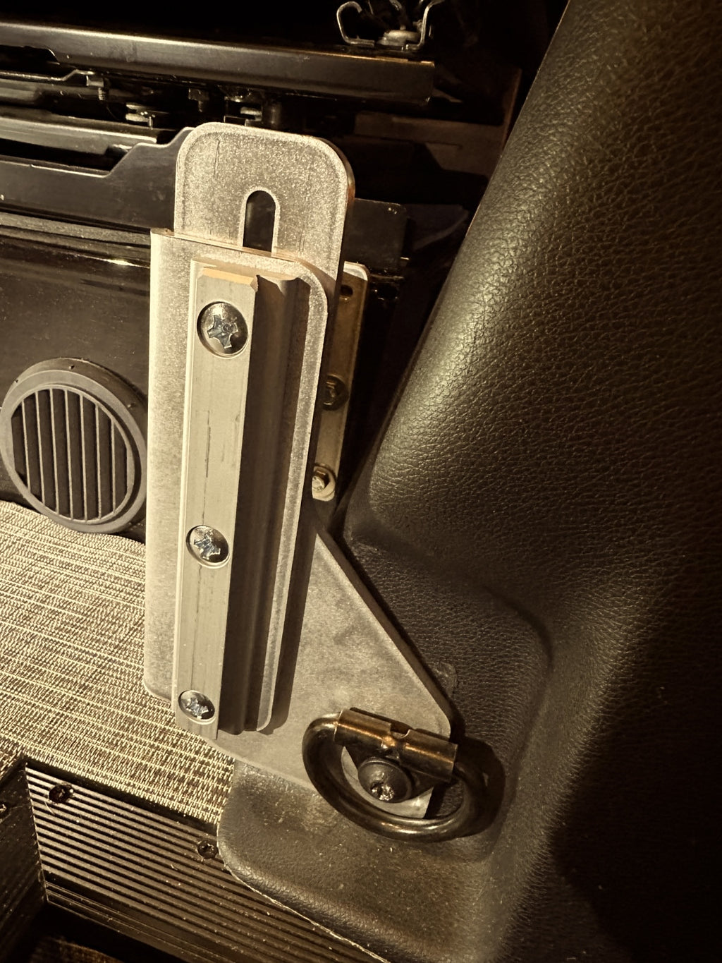 Mercedes Sprinter B-Pillar Lagun Table Mount